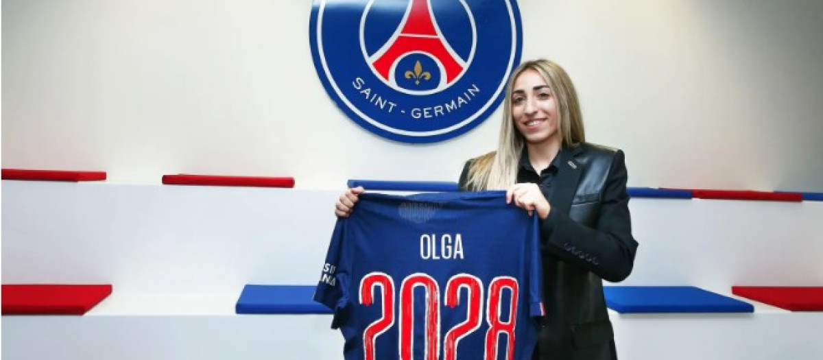 Olga Carmona posa como nueva jugadora del PSG