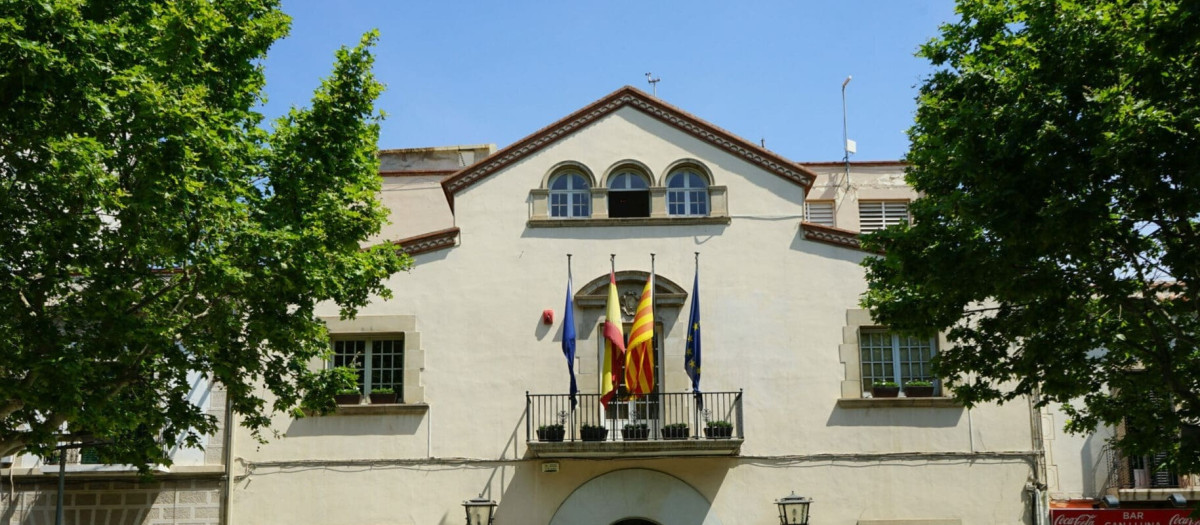 Fachada del Ayuntamiento de Esplugues de Llobregat (Barcelona)
