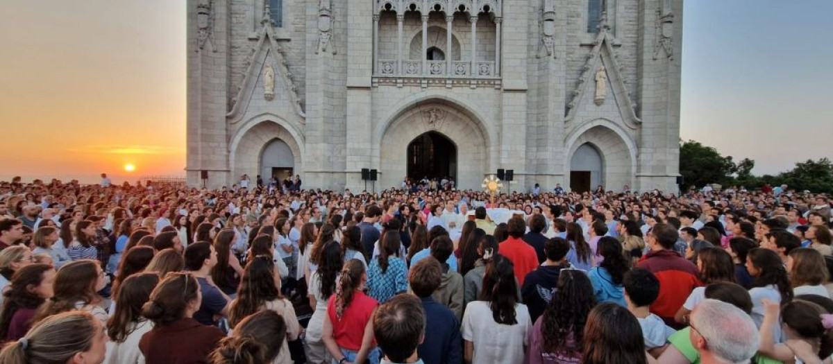 Centenares de jóvenes participaron este lunes en la Adoración Eucarística del Tibidabo, en Barcelona