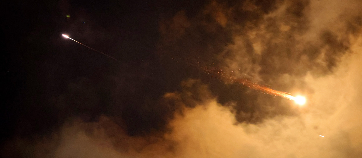 estelas de cohetes en el cielo sobre la ciudad costera israelí de Netanya