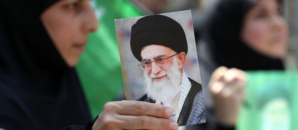 Un simpatizante de Hezbolá porta una imagen del líder supremo de Irán, el ayatolá Alí Jamenei, durante una protesta