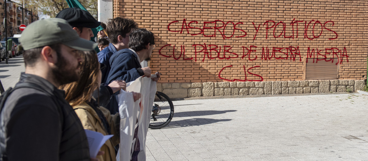 Decenas de personas durante una manifestación por la vivienda