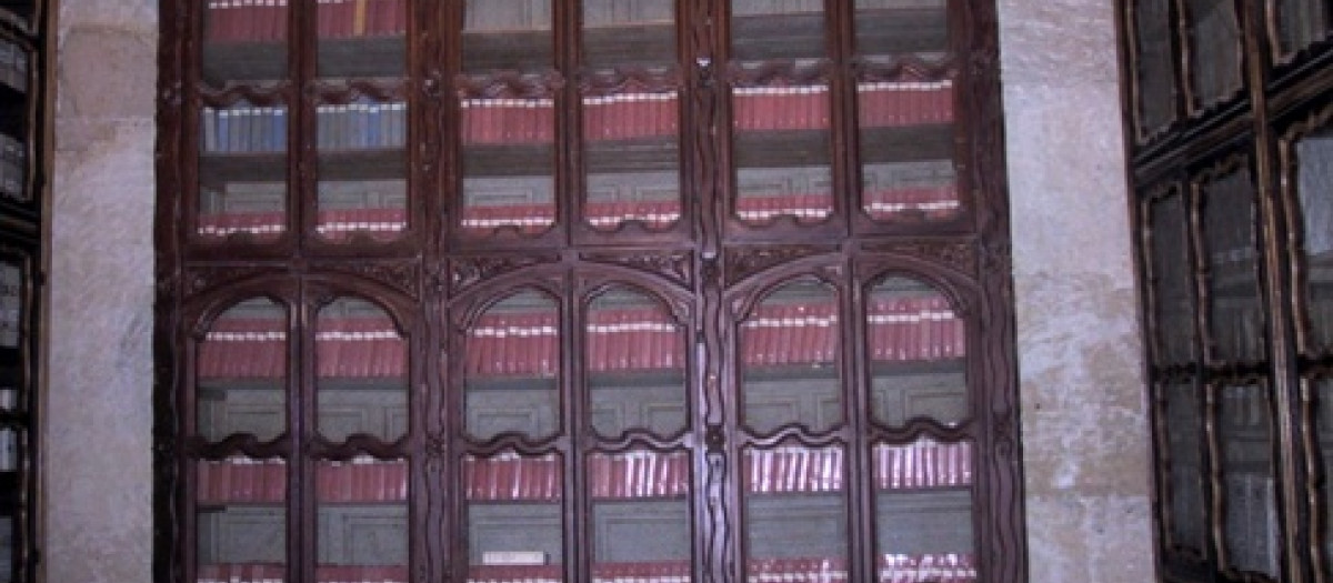 Armario con las carpetas del 'Corpus' cuando estaban en el Archivo de la Catedral de Córdoba