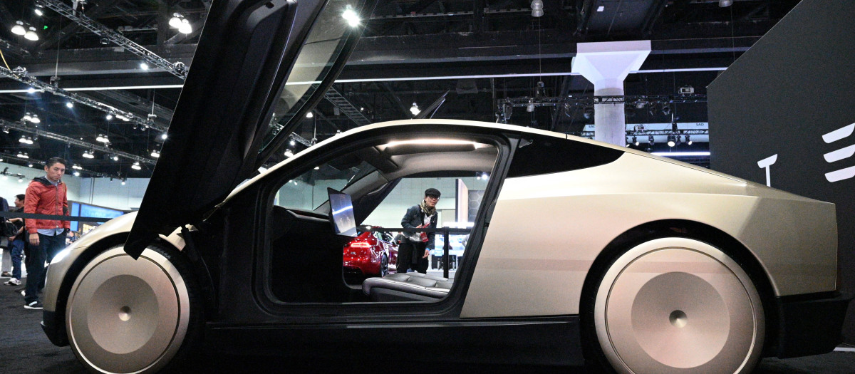 El robotaxi Cybercab de Tesla se exhibe durante el salón del automóvil AutoMobility LA 2024