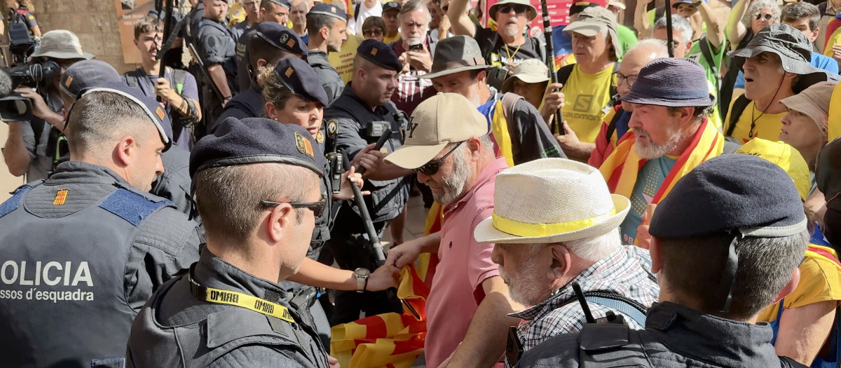 Mossos y miembros de la ANC en Montserrat