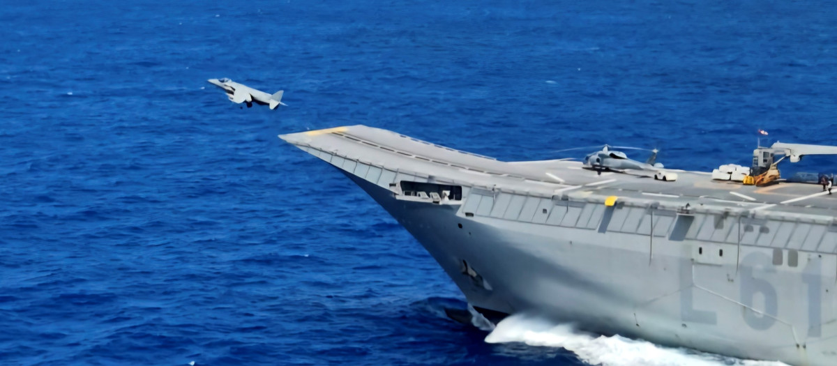 Un caza de combate Harrier despega de la cubierta del portaaeronaves Juan carlos I