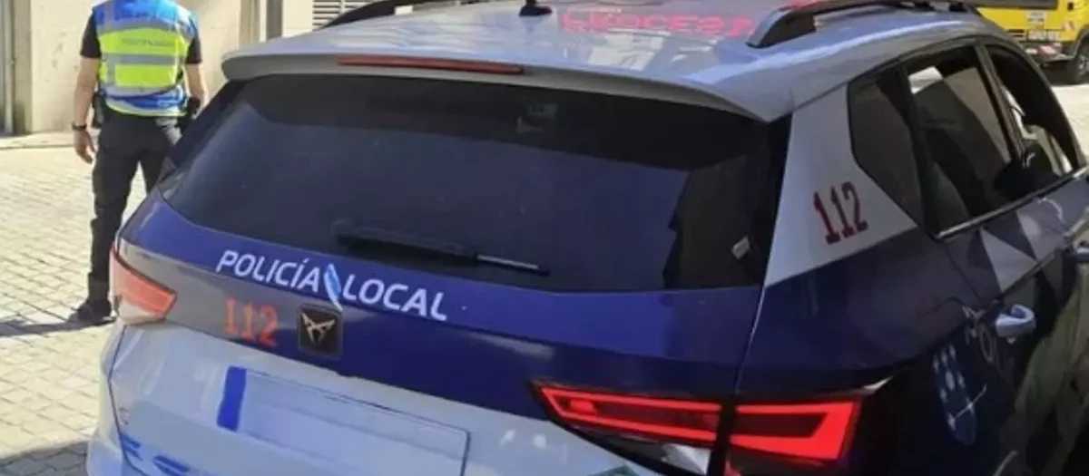 Un coche y un agente de la policía local de Redondela