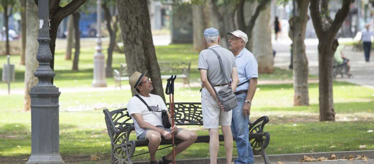 Personas ,mayores en un parque de Córdoba