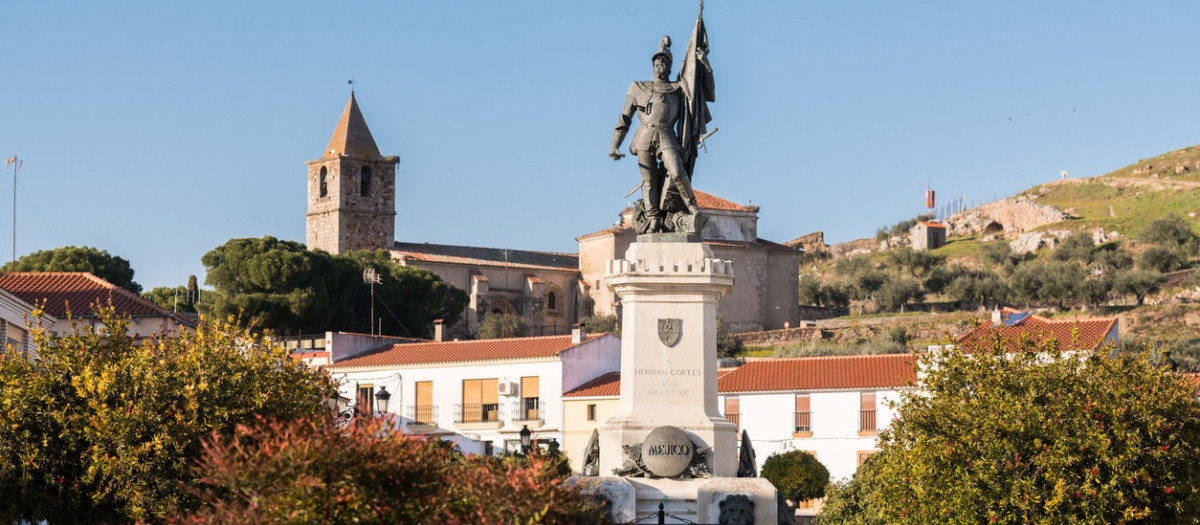 Estatua de Hernán Cortés en la plaza del mismo nombre en Medellín.