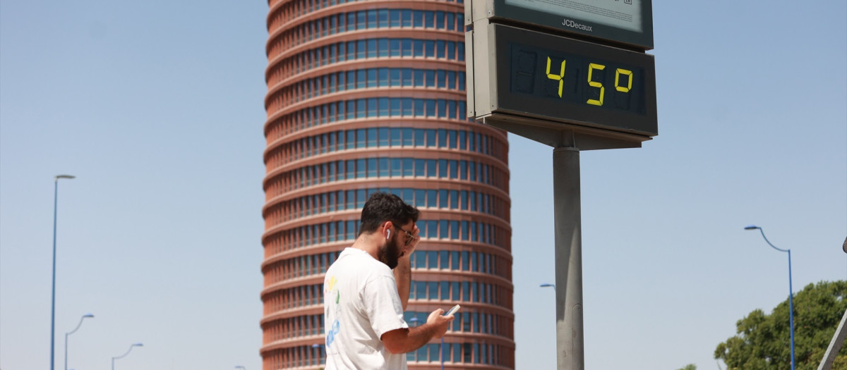(Foto de ARCHIVO)
Un termómetro junto a la Torre Pelli marca 45 grados, a 24 de agosto de 2024 en Sevilla