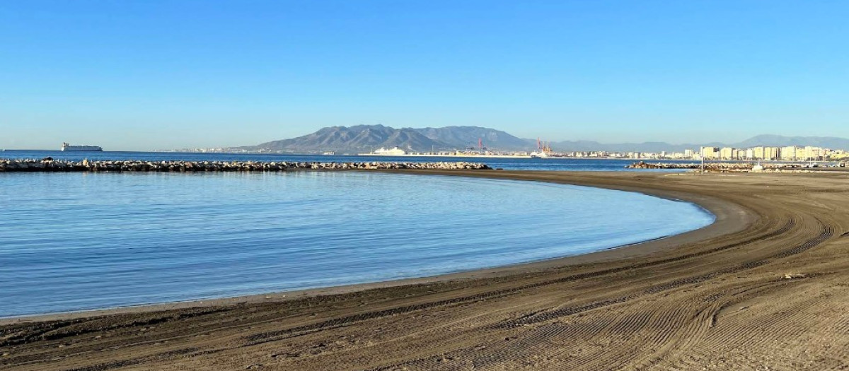 Una testigo avisó a la Policía Local de Málaga de que la menor llevaba más de una hora jugando sola