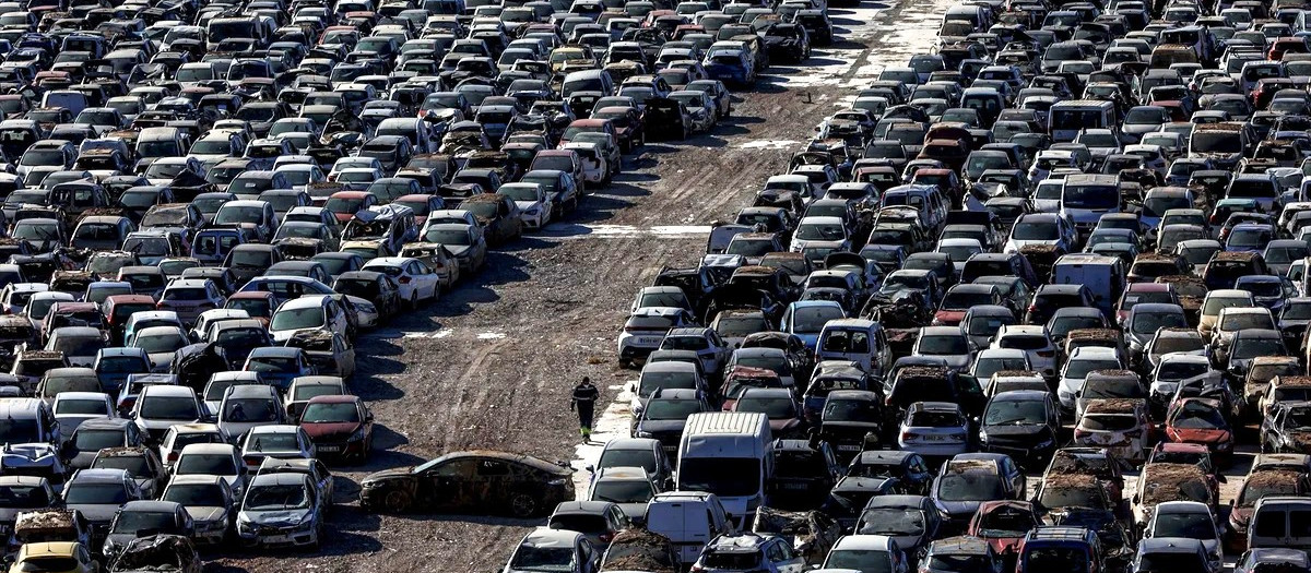 Coches afectados por la dana 'aparcados' en una de las campas
