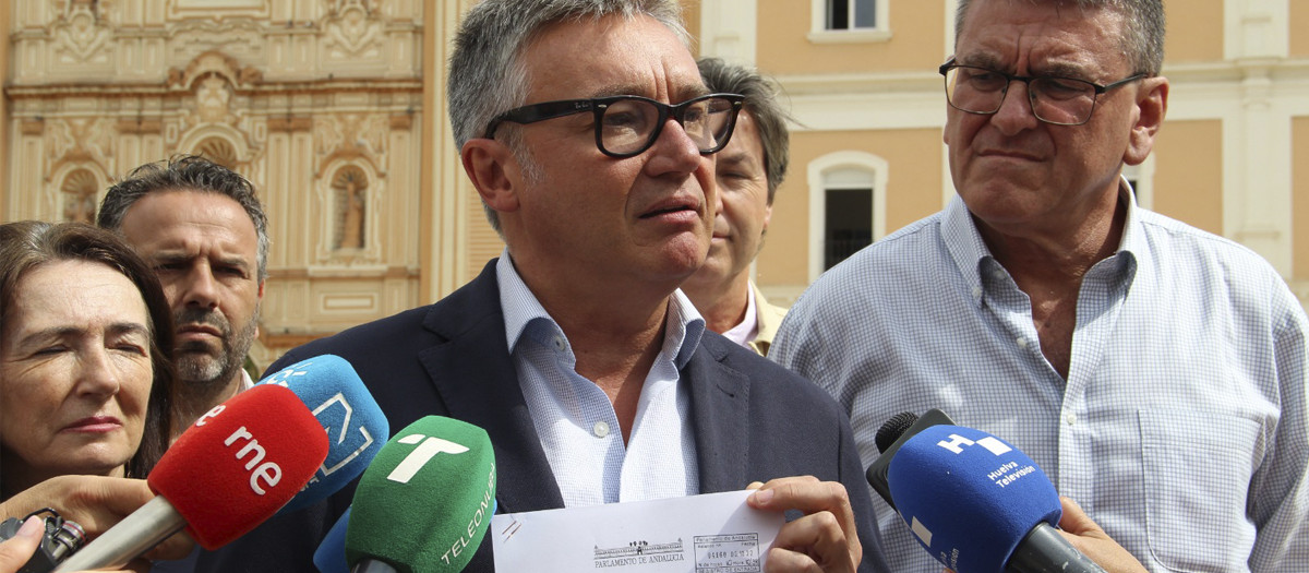 Manuel Gavira atiende a los medios con la proposición de ley en la mano