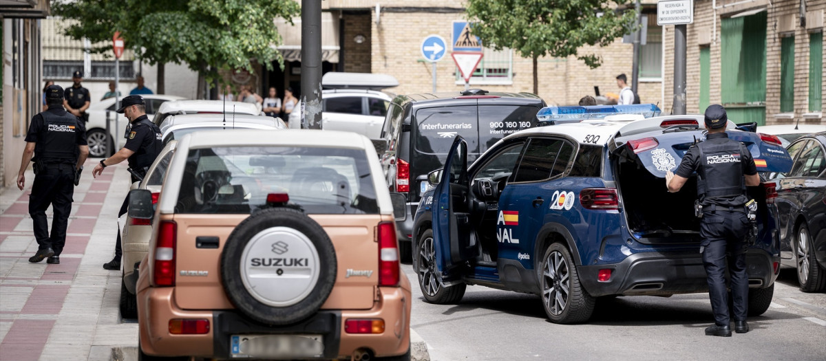 Agentes de la Policía Nacional frente al edificio en Getafe