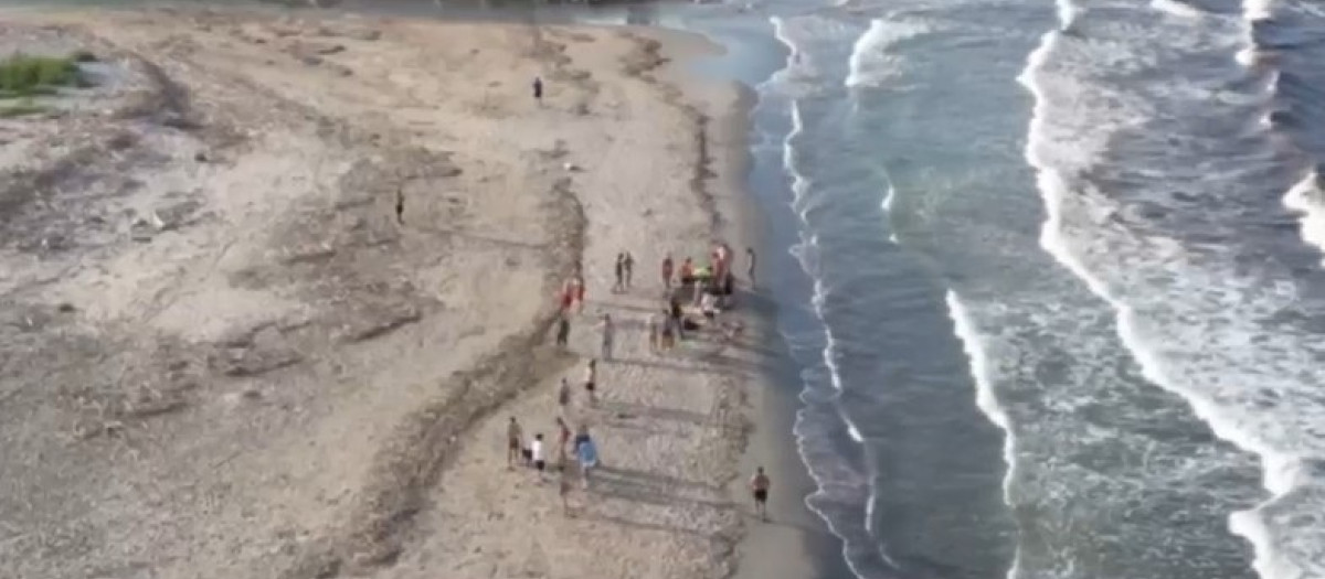 Imagen del rescate a dos bañistas en la playa de Gandía, Valencia