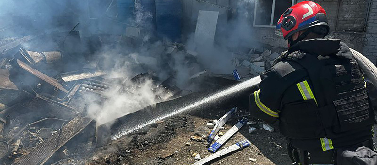 Imagen de la devastación causada por un ataque con misiles rusos en la ciudad de Dnipro, en el este de Ucrania