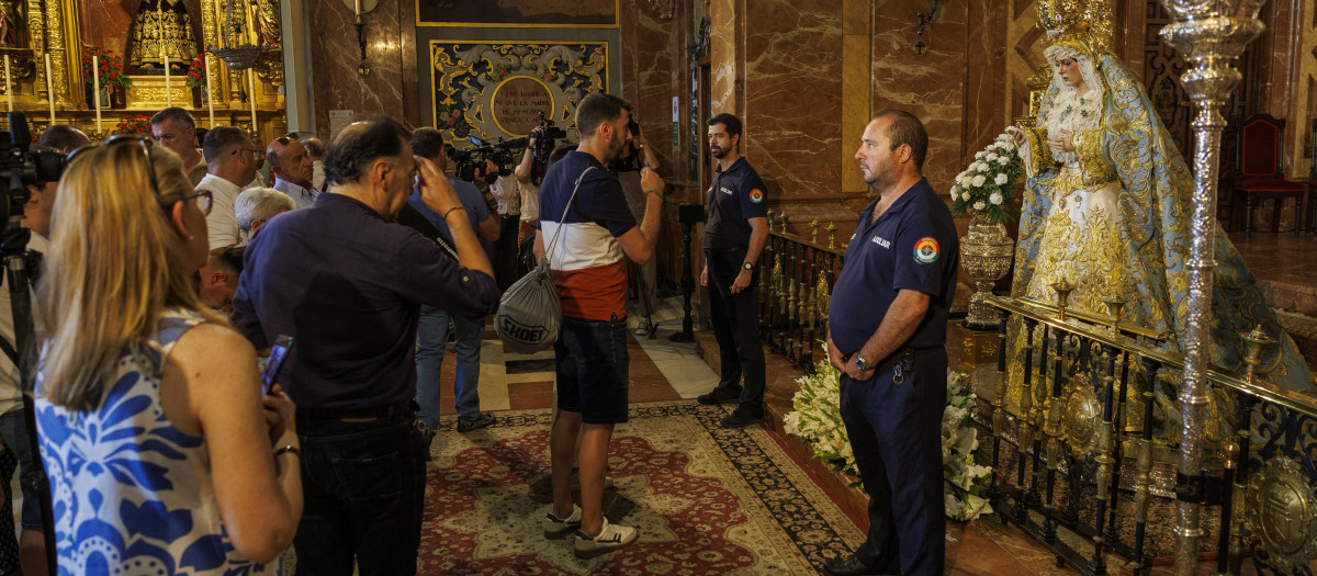 Fieles y curiosos ante la Virgen Macarena en su basílica este lunes en la capital andaluza. Los devotos de la Esperanza Macarena de Sevilla siguen divididos sobre el resultado de los trabajos de restauración que se han realizado a la imagen durante el fin de semana, que, aunque en principio parecían ceñidos a las pestañas colocadas a la imagen, al final creen que han ido más allá