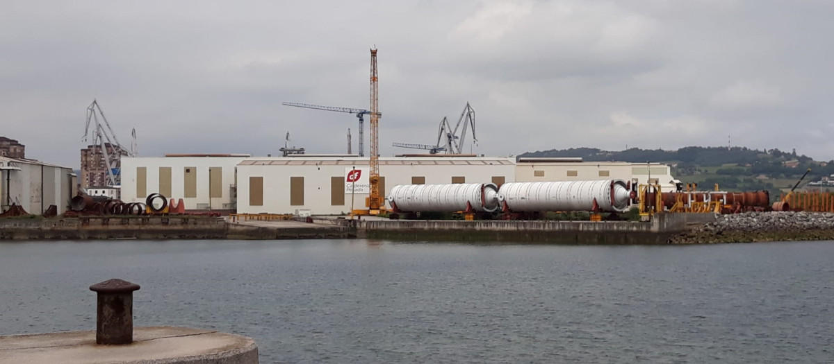 El Tallerón de Duro Felguera desde la playa de Poniente