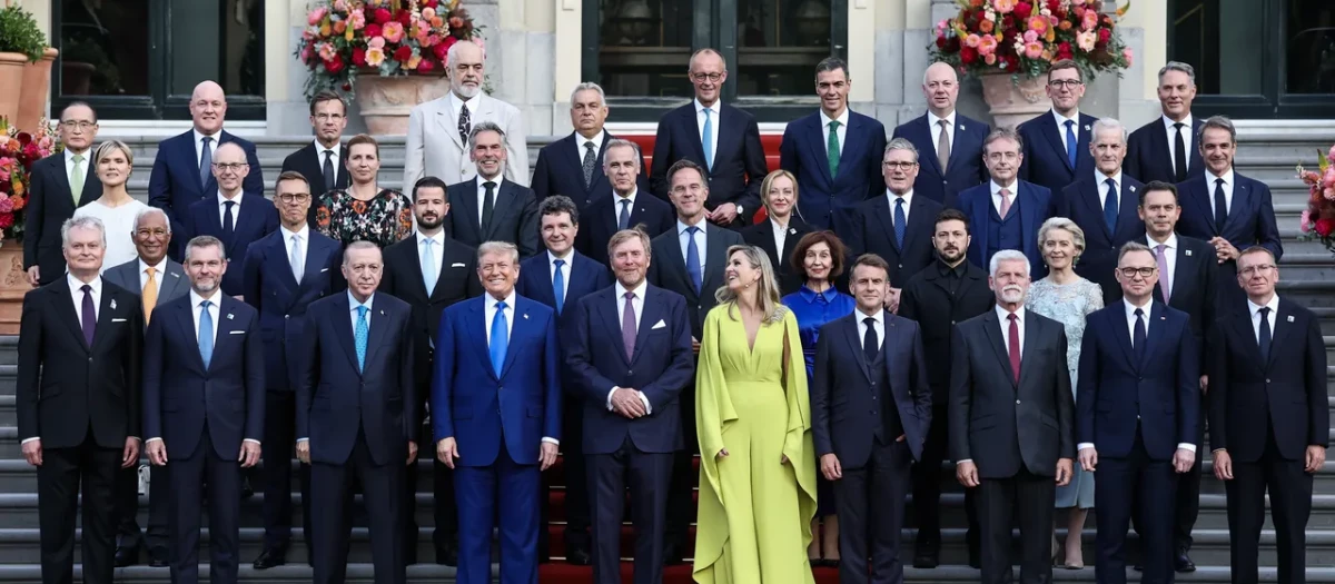 Foto de familia de los jefes de Estado y de Gobierno de la OTAN con los Reyes de los Países Bajos