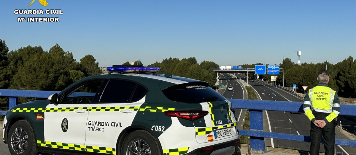 Agente de la Guardia Civil de Tráfico.

REMITIDA / HANDOUT por GUARDIA CIVIL
Fotografía remitida a medios de comunicación exclusivamente para ilustrar la noticia a la que hace referencia la imagen, y citando la procedencia de la imagen en la firma
25/6/2025