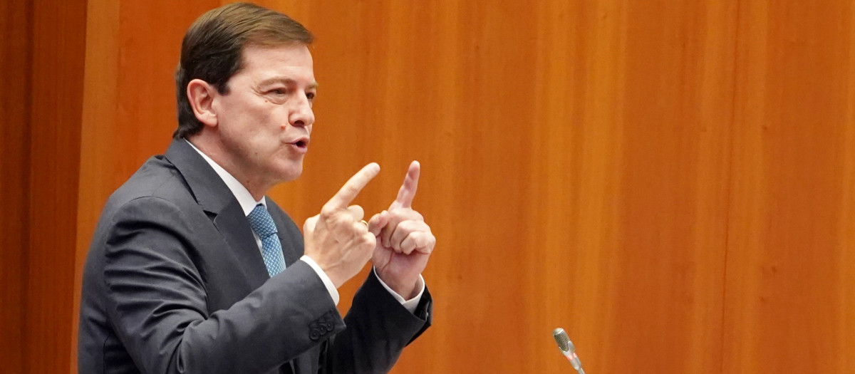 El presidente de la Junta de Castilla y León, Alfonso Fernández Mañueco, durante la sesión de control del martes