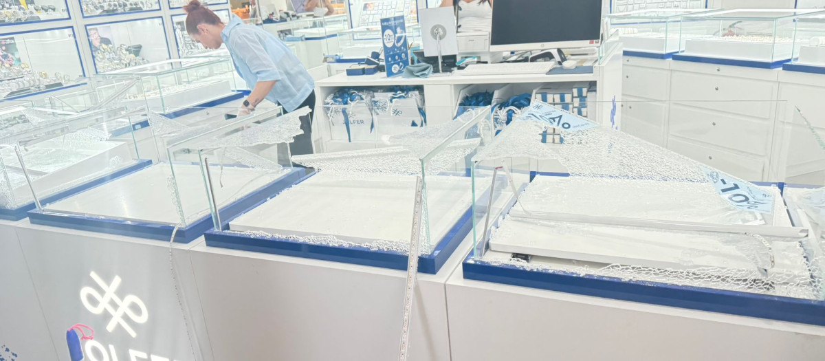 Así han quedado las vitrinas de la joyería