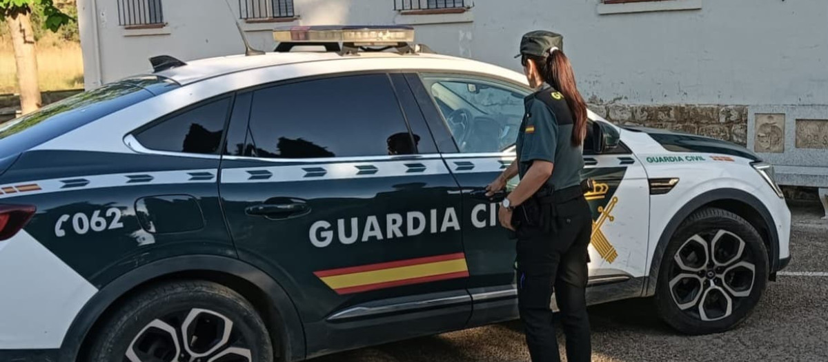 Coche y agente de la Guardia Civil en Valladolid