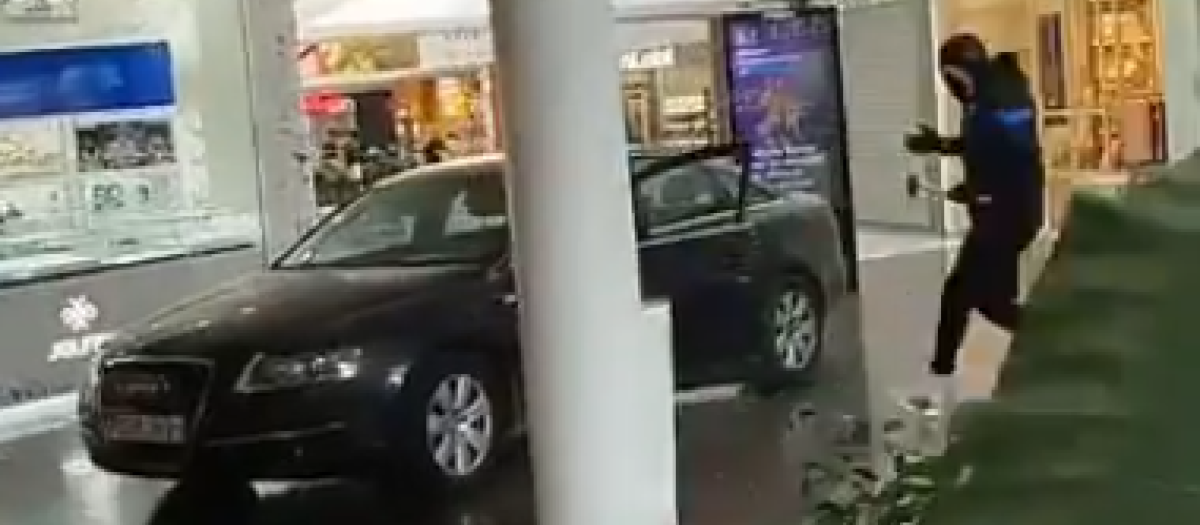 En su día fue coche de representación de ministros y presidentes