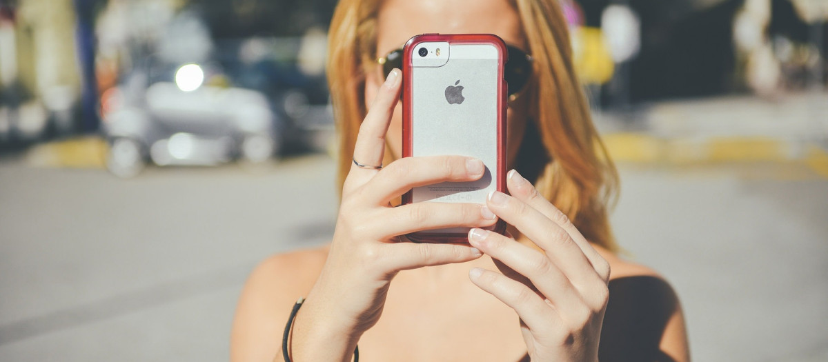 Los expertos recomiendan supervisar el teléfono hasta, al menos, los 16 años