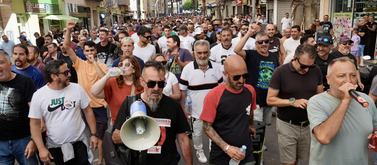 Los trabajadores del metal marchan por las calles de Cádiz.