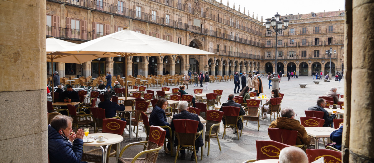 Plaza Mayor de Salamanca y gente en las terrazas