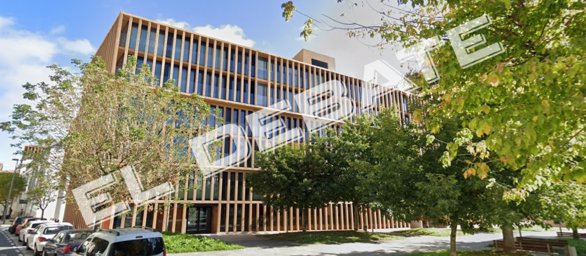 Fachada de la urbanización que edificó el marido de Pardo de Vera en terrenos de Adif