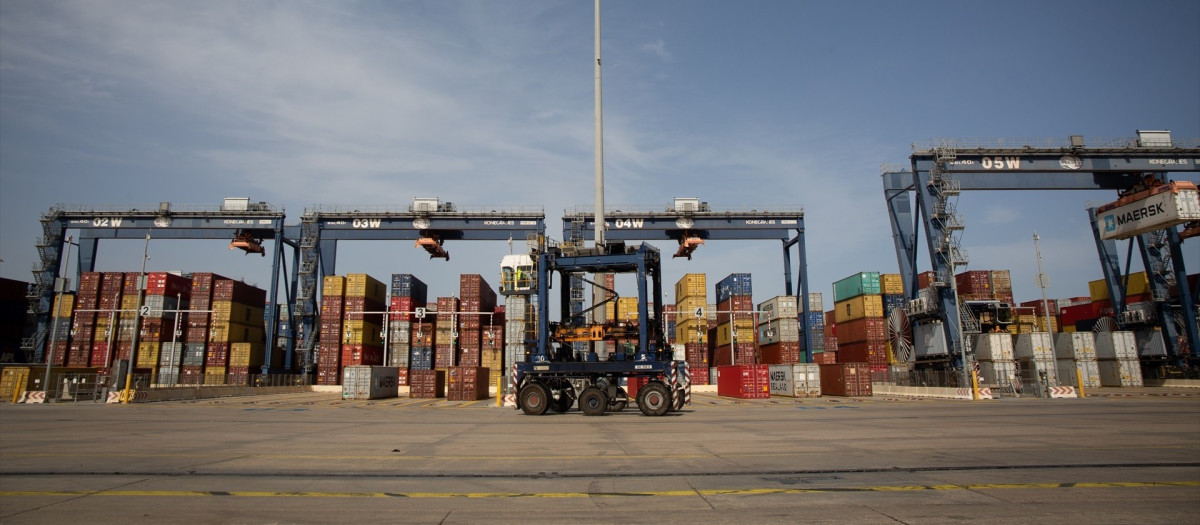 Contenedores de mercancías en el muelle de descarga del Puerto de Barcelona