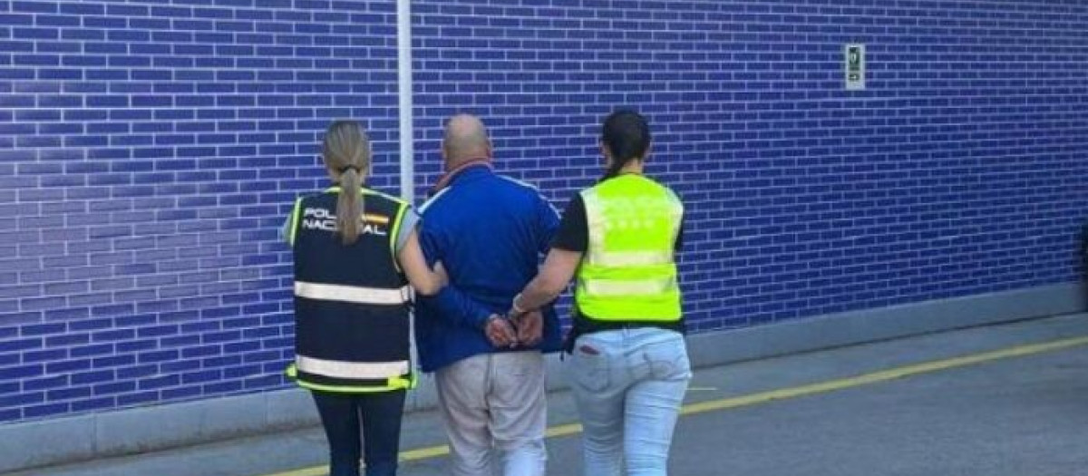 Agentes de la policía acompañan al detenido