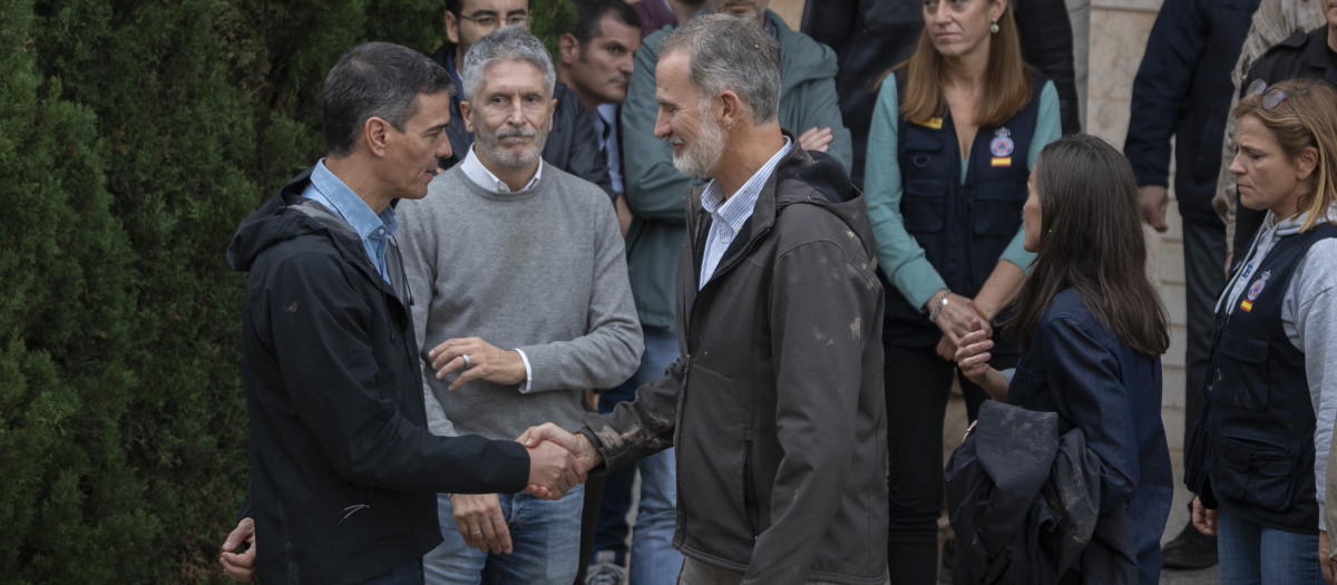 Pedro Sánchez saluda a Su Majestad el Rey minutos antes de su huida de Paiporta el pasado 3 de noviembre