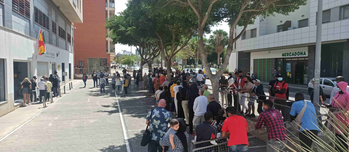 Ciudadanos extranjeros esperan para acceder a la Oficina de Extranjería en Almería (archivo)