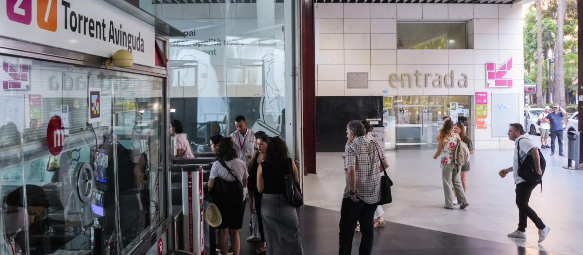 Varios viajeros el día de la reapertura del tramo València Sud-Castelló de Metrovalencia, en la estación de Torrent, a 27 de junio de 2025, en Torrent, Valencia,