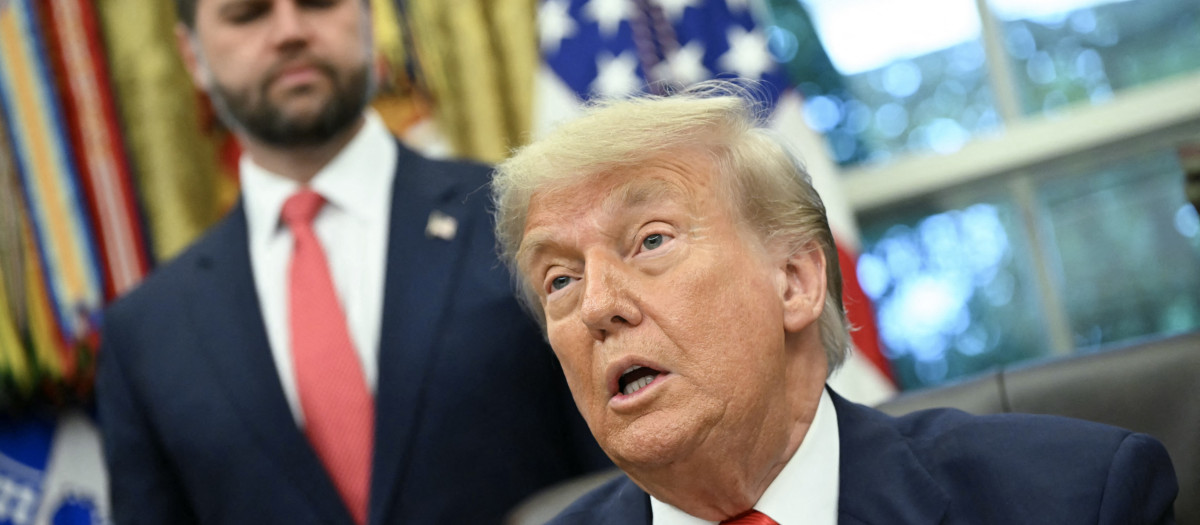 El presidente de Estados Unidos, Donald Trump, junto al vicepresidente, J. D. Vance, en el Despacho Oval