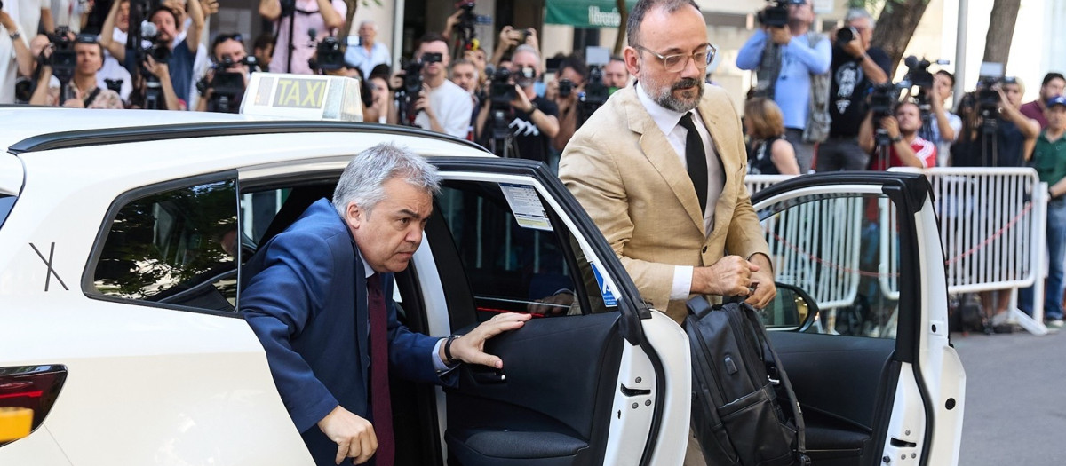 Santos Cerdán a su llegada al Tribunal Supremo junto a su abogado, el independentista Benet Salellas
