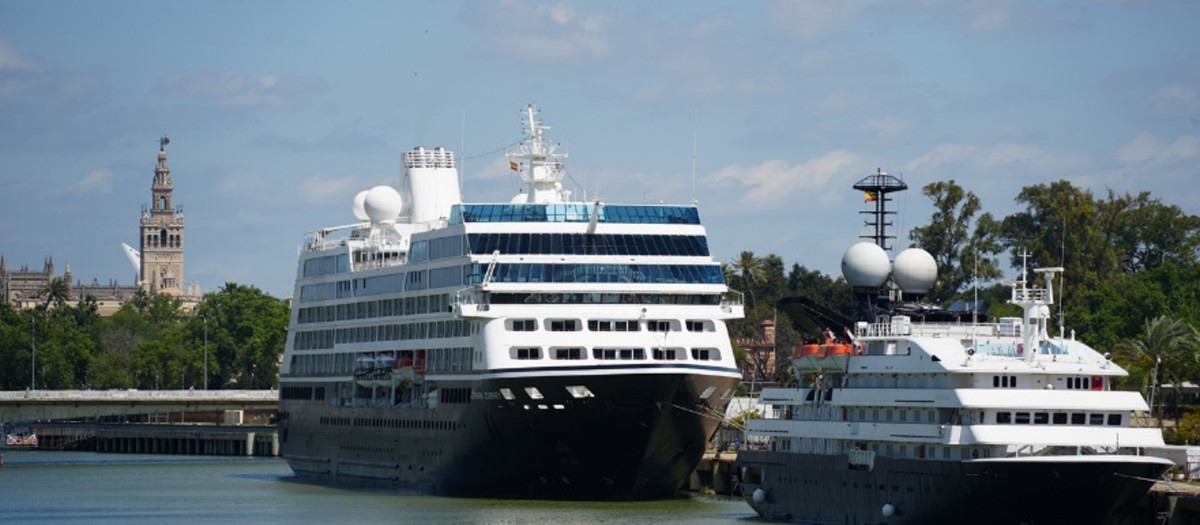 Varios cruceros atracados en Sevilla, con la Giralda al fondo