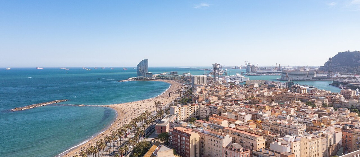 Vista aérea de la playa de la Barceloneta, en Barcelona, en una imagen de archivo