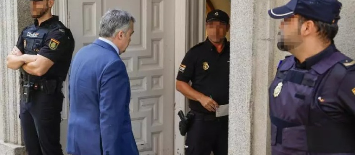 La última imagen de Santos Cerdán en libertad, a su llegada al Supremo