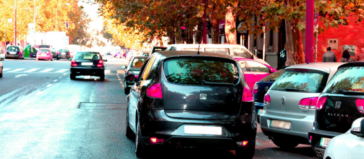 Durante una parada o estacionados, no está permitido tener el motor en marcha