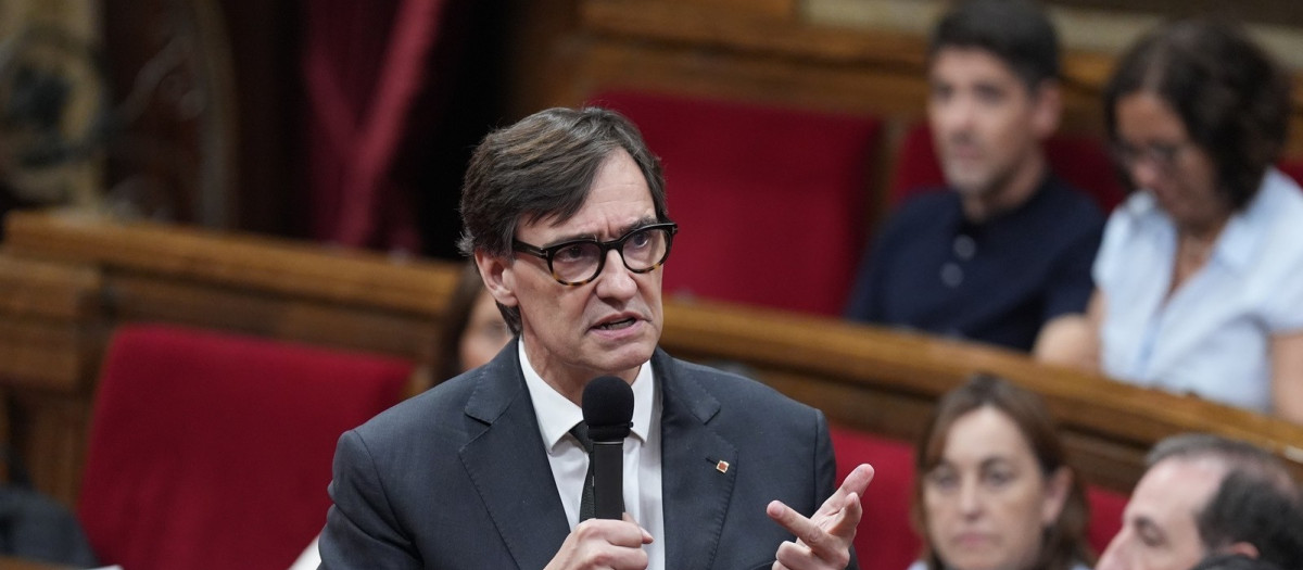 El presidente de la Generalitat, Salvador Illa, durante el pleno del Parlament este martes