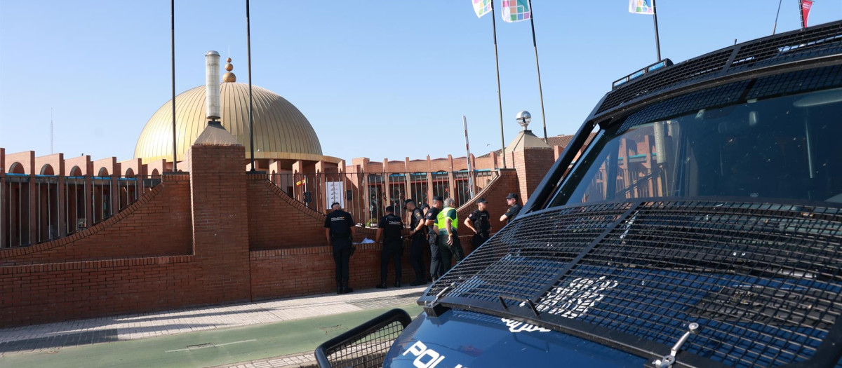 Agentes de la Policía Nacional, durante el dispositivo de seguridad para la cumbre de la ONU en Sevilla