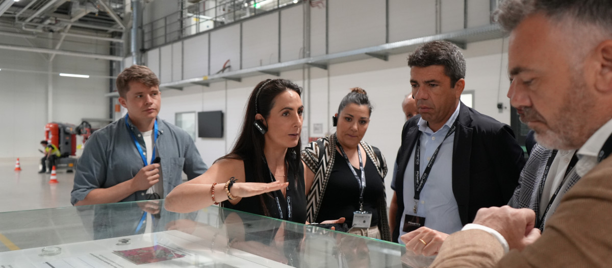 El presidente de la Generalitat Valenciana, Carlos Mazón, durante su visita a la sede central de PowerCo