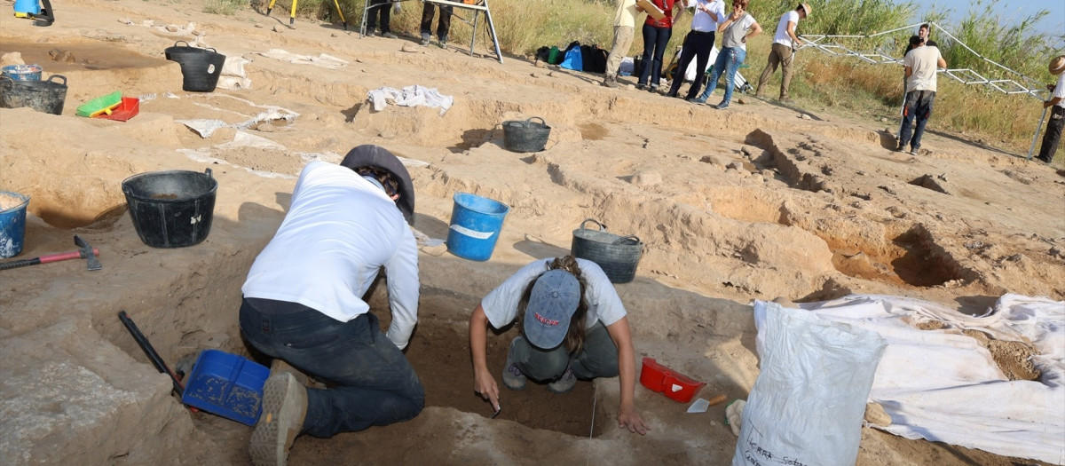 Excavaciones en el yacimiento Cerro Macareno.
