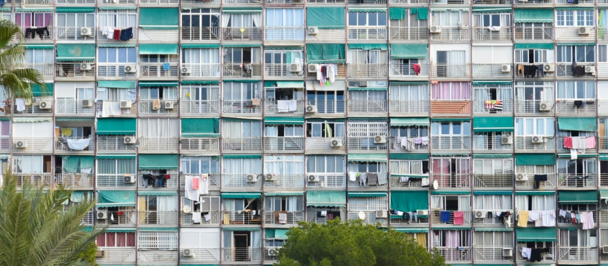 Edificio de Benidorm con toldos verdes