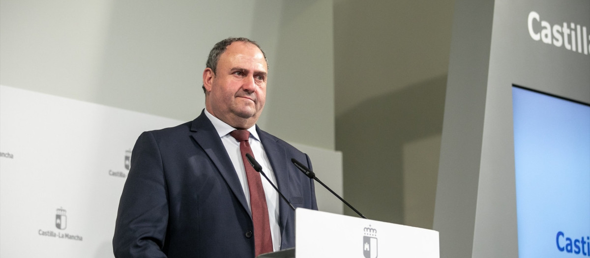 El consejero de Agricultura, Ganadería y Desarrollo Rural, Julián Martínez Lizán (Foto de archivo)