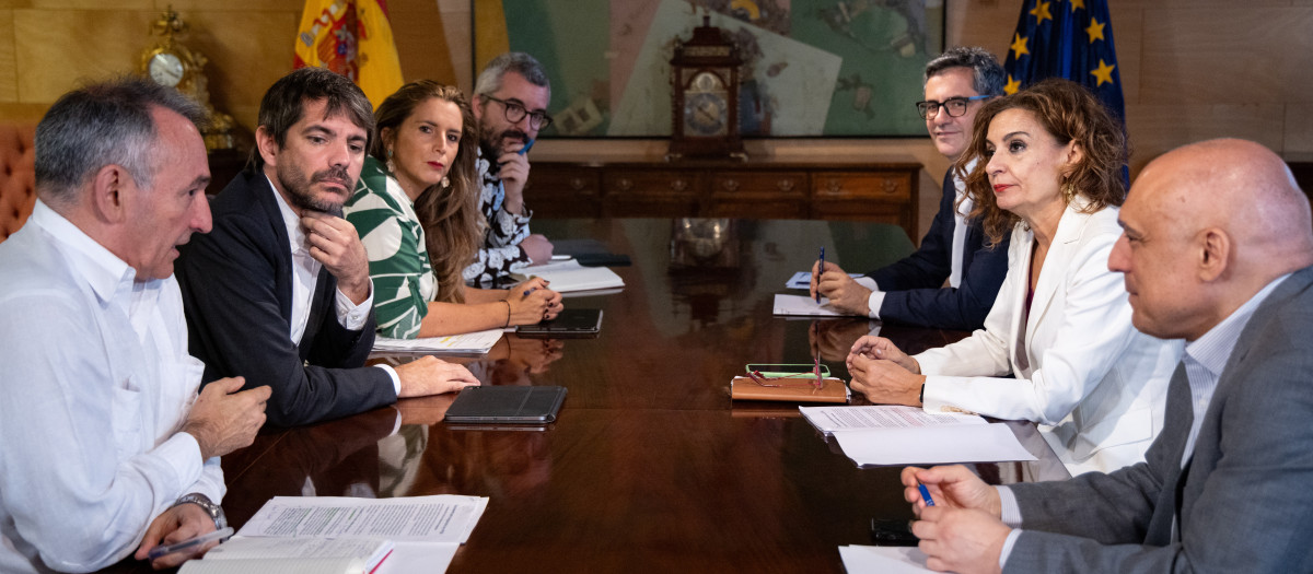 Las delegaciones del PSOE y Sumar, en la reunión de este miércoles en el Congreso
